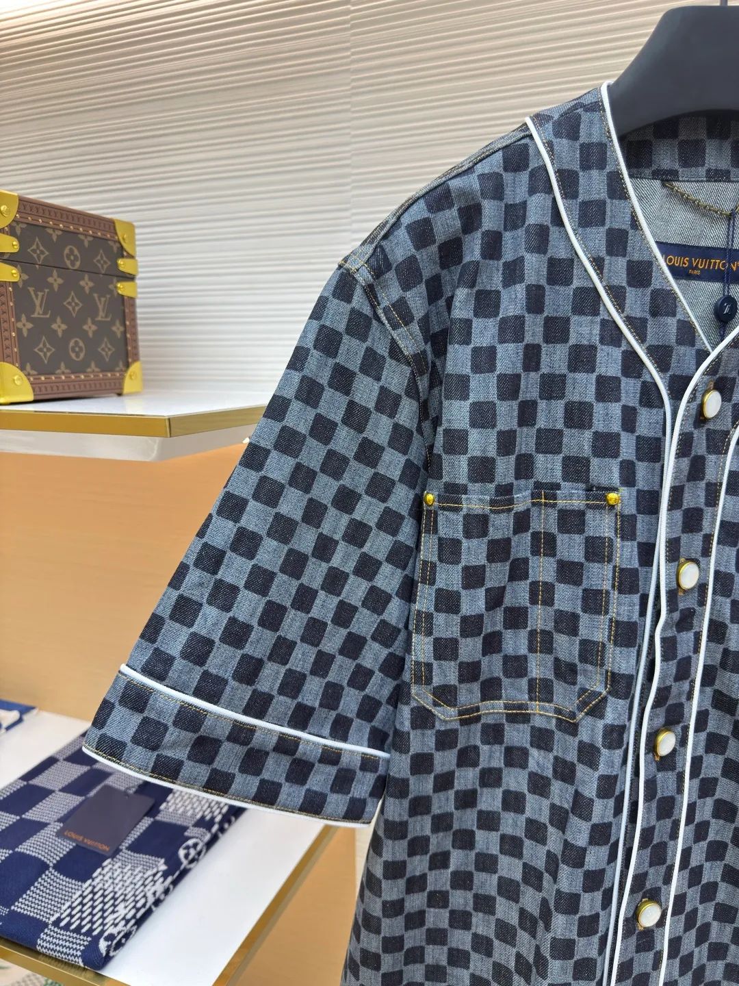 LOUIS VUITTON Pocket logo plaid short sleeves ●Authentic product: Purchased and developed by 14755 ●Item number: 1680137-B35 ●Material: denim fabric ●Technology: jacquard production ●Version: fitted version ●Weight: about 675 grams ●Size: S-M-L-XL ●Description: Made of 100% cotton fabric, bringing a soft and skin-friendly wearing experience, with full-length Miniature carefully printed on the surface of the fabric The Der pattern highlights the classic elements of the brand. The designer cleverly uses contrasting edge technology and pearlescent buttons on the front to add exquisite details to the overall look. The chest pocket is topstitched and decorated with rivets, which is both practical and design-rich. Every detail of the shirt has been carefully considered, from the selection of buttons to the processing of stitching, all reflecting consistent exquisite craftsmanship! This shirt perfectly blends leisure and elegance, bringing a unique fashion style to the wearer whether it is a daily match or a casual occasion. The overall wiring is straight and delicate, the fabric is comfortable and soft, and the color is consistent without color difference. It can be matched with the same style to create a fashionable look and control various occasions. Customized accessories, complete with three standards, same style for men and women!